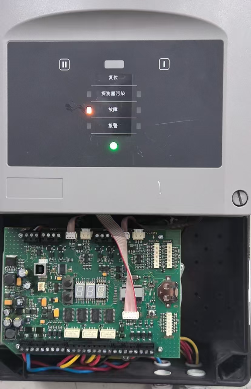 ASD535主机故障指示与打开的设备内部组件